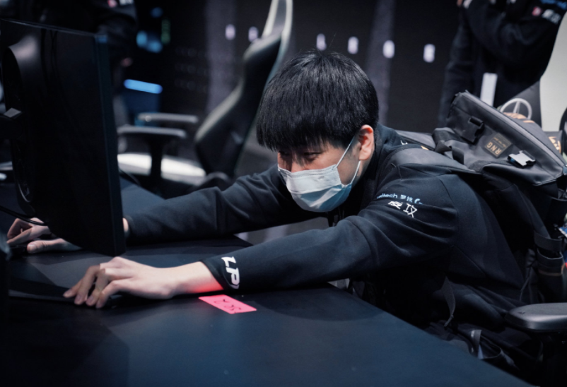  Uzi回归赛场，势不可挡首场状态亮眼，切尔西观众沸腾！