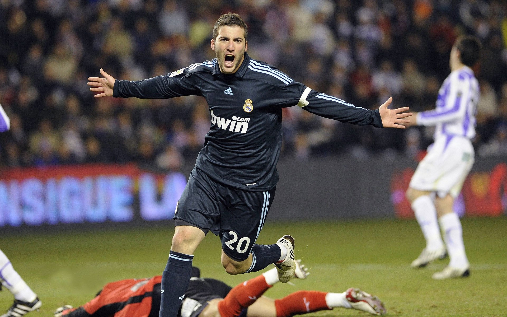 -G2前途光明！，Doinb新星重要助攻表现突出观众掌声雷动